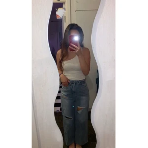 Slitna jeans - Skit snygga jeans oanvända vill sälja för tycker nt riktigt att dom passar mig