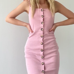 Klänning - Köpt förra året men har aldrig andvänt den då den inte riktigt är min stil. Den är strl xs, själv är jag S o den sitter inte för tajt💕