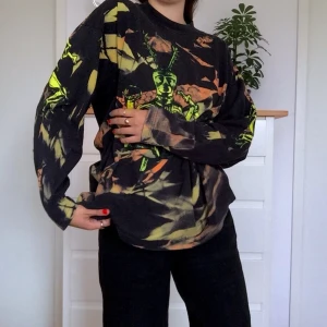 Tiedye tröja - Sicken ball tröja va?!! Tiedye med tyck på framsidan, ryggen & armarna!💓