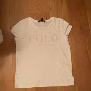 T-shirt - Ett litet hål 