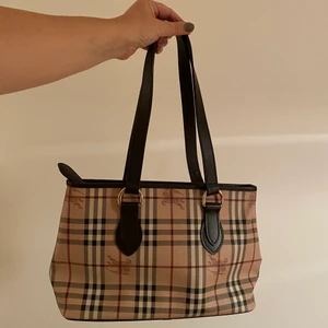 Äkta burberryväska  - Super snygg burberry väska köpt på NK rean, aldrig använd! Topp skick och en snygg klassisk väska❣️