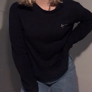 Sweatshirt  - En marinblå sweatshirt från Pull&bear i storlek S. Rätt så använd men inget som syns förutom att mudden på armarna är lite slitna. Fram ingår inte