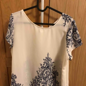  - Klassisk kortärmad träna med blommigt mönster 