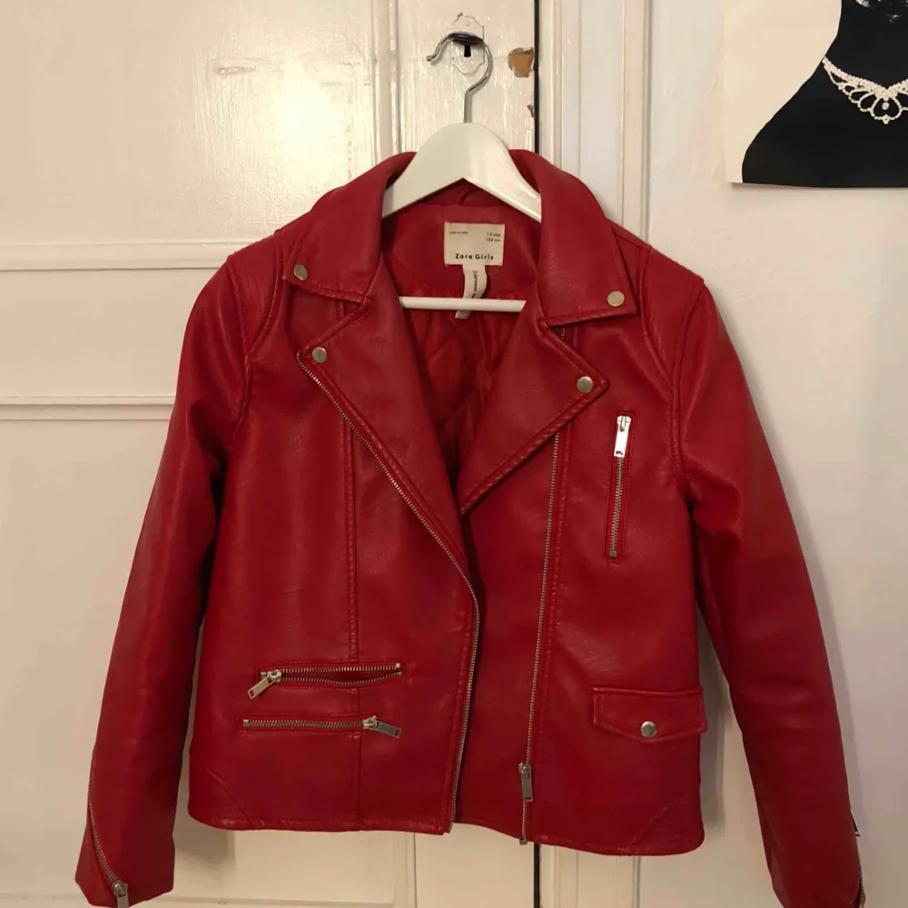 Jättefin röd skinnjacka i nyskick från Zara kids. Tjejen på bilden har vanligtvis S om ni vill jämföra storleken :), eventuell frakt tillkommer🌸. Jackor.