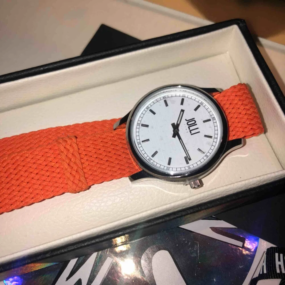 Säljer denna snygga, oanvända klocka från JOLLI TIME!❤️ den är orange och inte korall som det kan se ut på bilden, säljaren står för frakt.❤️. Accessoarer.