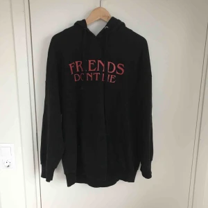  - Snygg hoodie med stranger things tema. Sitter som oversized så passar m också. Knappt använd och i gott skick