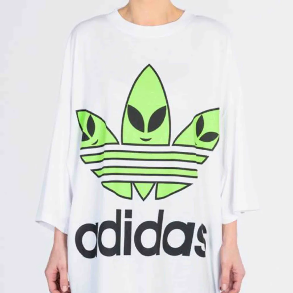 ORIGINALS ObyO JEREMY SCOTT UNISEX ONE SIZE TREFOIL ALIEN T SHIRT WOMENS. T-shirts.