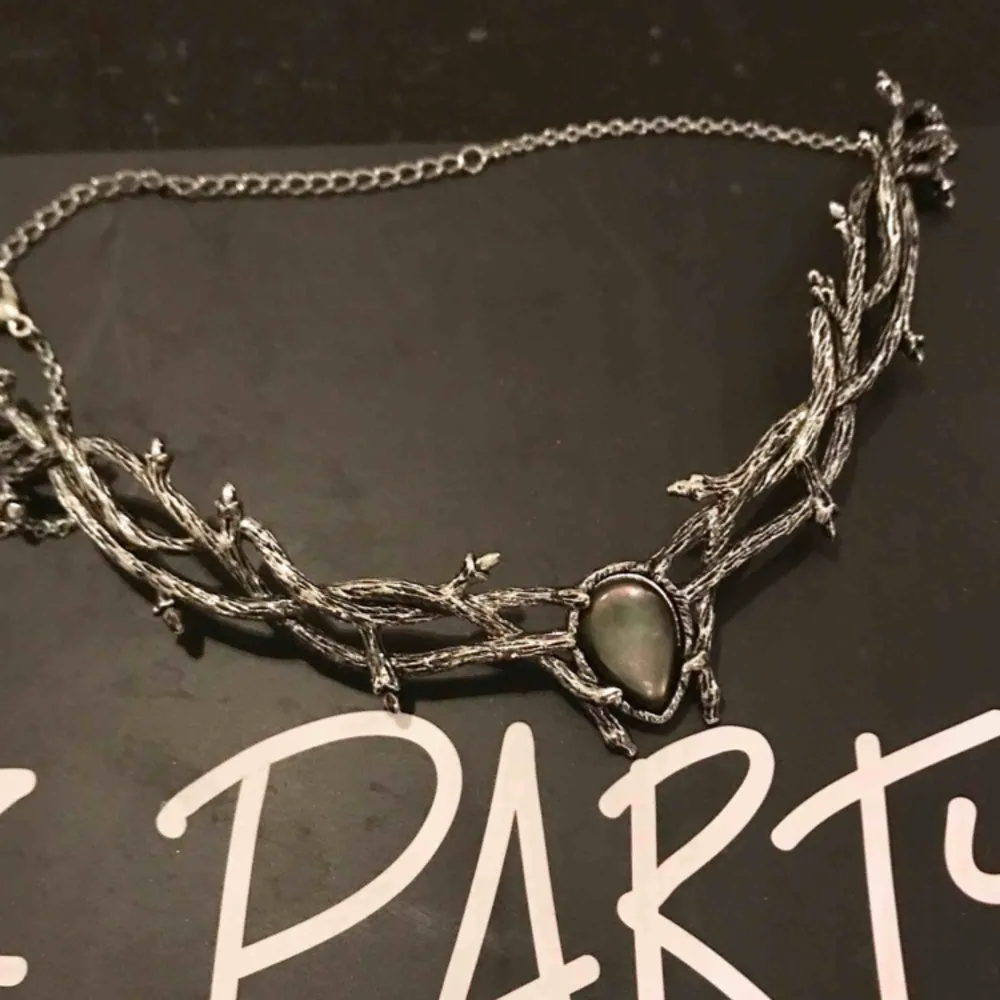 Halsband från DIXI med tvinnade grenar i silver som slingras runt en pärl-liknande sten. Superfint men inte riktigt min stil längre. Stängs med vanligt knäppe. Postar eller möts upp i Stockholm ♡ . Accessoarer.