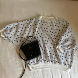 Supergullig tröja köpt på Second hand. Kan mötas upp i Stockholm eller frakta mot fraktkostnad. 🌹
