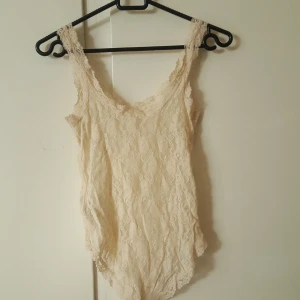  - Beige spetsbody xs  Köparen står för frakt  Betalning via swish 