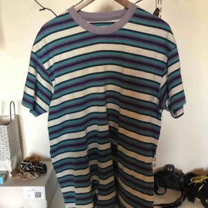  - Tröja köpt på Carlings, sällan använd. Passformen är stor och jag själv har använt den som klänning. Passar från M-L skulle jag säga, beroende på hur stor man vill att den ska vara! 