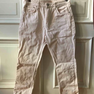  - Ljusrosa avklippta byxor från weekday. 