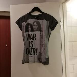 Snygg t-shirt med den klassiska bilden på John Lennon och Yoko Ono. Köparen betalar frakt ❤️ (priset kan alltid diskuteras) 