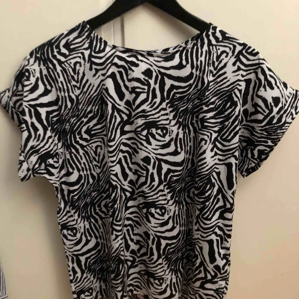 Fin zebra tröja från lager 157 Tunt och luftigt material Passar även en S och M då jag är en M. T-shirts.