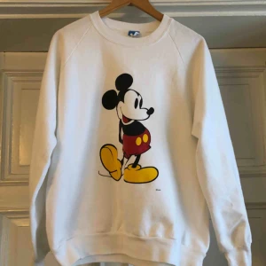  - Vintage Mickey Mouse Sweatshirt från 80-talet. Trevligt skick. XL på lappen men sitter som en liten large. 