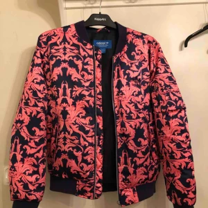  - Adidas bomberjacka i nyskick! Så fin o unik, tillhörde ett samarbete med Adidas o någon annan designer☺️ nypris runt 1000kr 