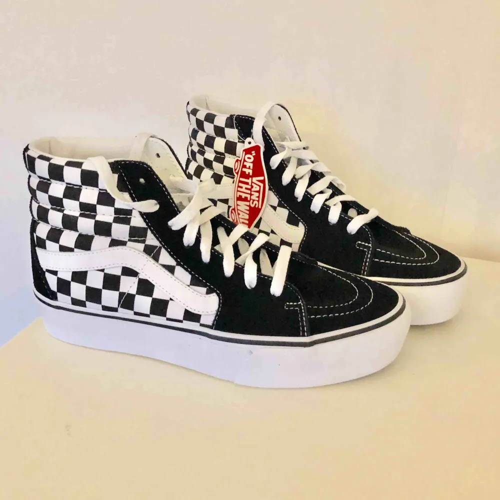 Helt nya vans skor, aldrig använd endast testade inomhus. Passar 39 också men då måste man ha i sen extra sula. Väldigt sällsynta att hitta i Sverige. Köpta i USA på Vans affären. 650kr kan mötas i Uppsala annars frakt 💘. Skor.