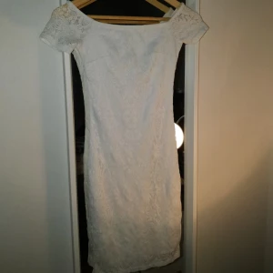  - Vit klänning med spets. 