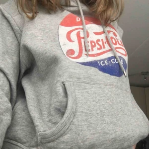  - Ascool hoodie med snyggt vintage tryck! Storlek M men passar även S och XS.