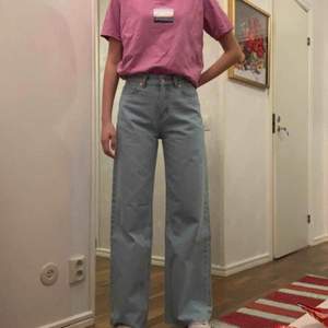 Ett par ljusblåa jeans med vida ben från Junkyard!😍 Aldrig använda på grund av fel storlek:( har bara provat de. Köpte jeansen för 399kr och kan skicka fler bilder om det behövs. Frakt ingår tyvärr inte. 