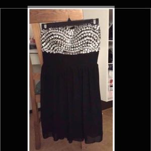  - En klänning som är väl passande till antingen balen eller studenten eller andra festliga ändamål.