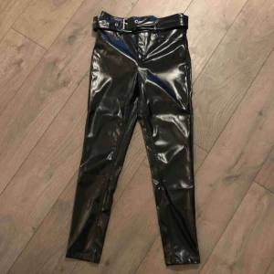  - Snygga lackbyxor men tyvärr för korta för mig som är 174 cm lång.Endast testade hemma så dom är som nya 