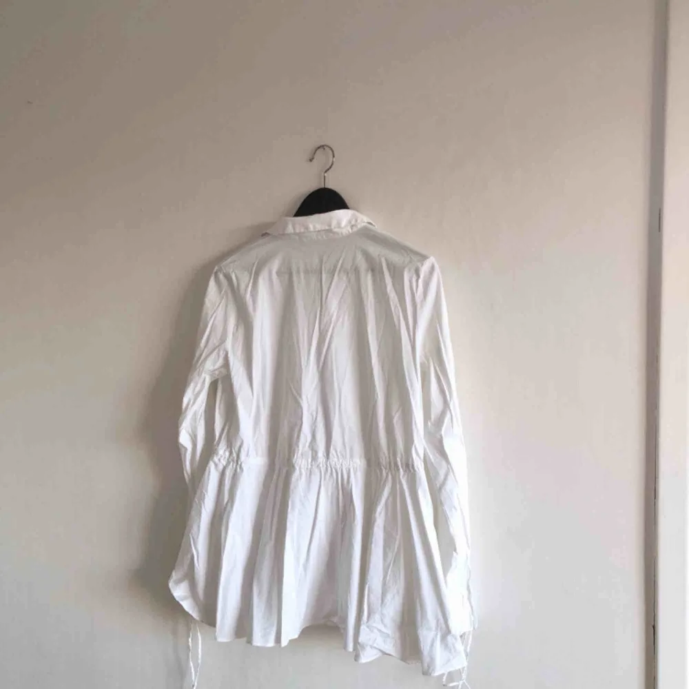 - vit skjorta från H&M trend - storlek M men passar S lika bra - använd 2-3 gånger. Skjortor.