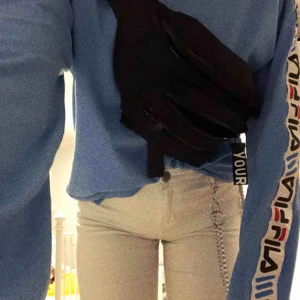  - Säljer mina vita byxer från Cubus. Har nyss tvättat det och då gick fläkten från rumpan bort. Säljer för jag inte använder vita jeans längre men det är i bra skick. Frakt tillkommer på 30kr   