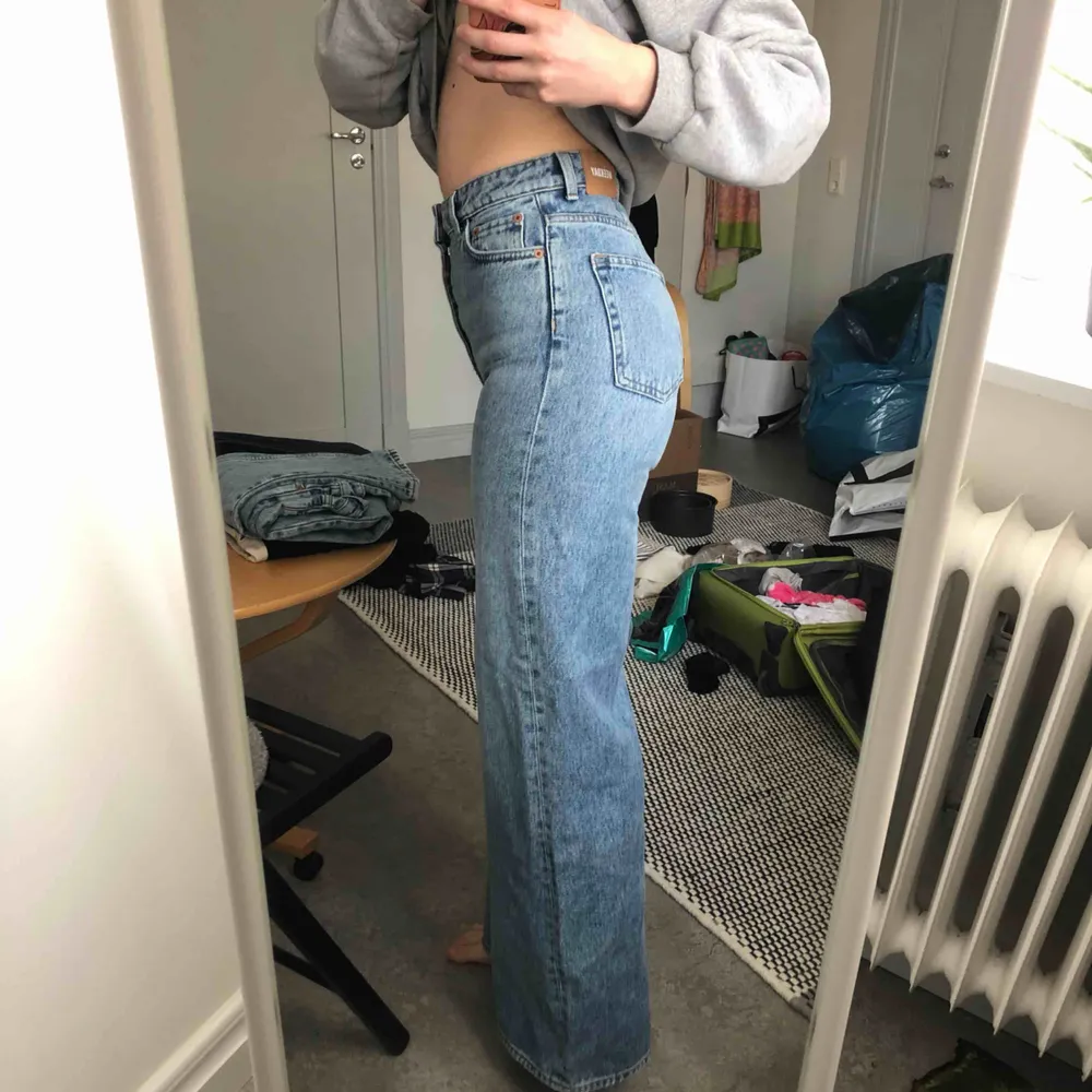 Weekday jeans i modellen ace!! Storlek 25/32. Super fina men måste erkänna för mig själv att de är för små 😩 Köpt för två månader sedan (500kr) och använt 3 gånger! Frakt går på 30 kr 🥰 Eller om man vill mötas i Stockholm den 30 januari! . Jeans & Byxor.