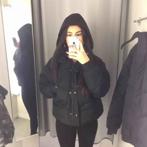  - Säljer min vinterjacka som jag endast har använt ca 3-4 gånger!