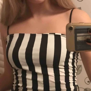  - Snyggt linne i kortare model från Gina tricot i storlek S