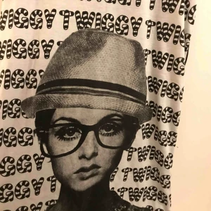  - Stort oversize linne med Twiggy på, 84cm från axel och ned och 52cm bred, dåliga bildvisning här i appen, så skicka pm om du vill se bättre. Frakt 18:-