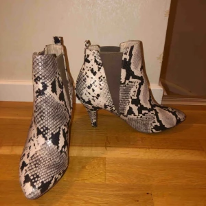  - Helt nya, endast testade hemma. Säljes pga är dålig på att gå i klackar