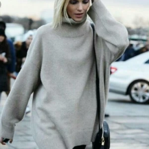  - Oversize ulltröja från H&M, polokrage. Strl XS, lång modell. 