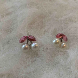  - Kan mötas upp vid t-centralen eller Odenplan, kan skicka via post 10kr på frakt