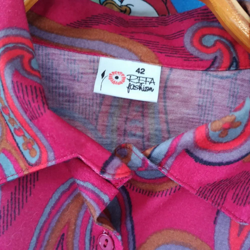 Retro blus/skjorta köpt secondhand, riktiga 70-tals vibbar! I använt skick men inte sönder, köparen står för frakten 😊 samfraktar gärna 👍 . Skjortor.