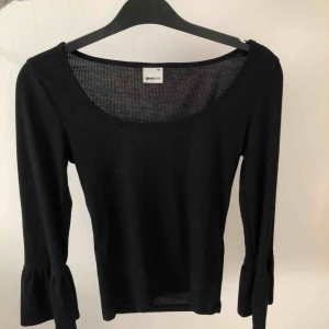  - Skön långärmad tröja med bootcut ärmar från ginatricot. Kan mötas upp i Linköping(östergötland) annars står köparen för frakten. 💕