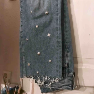  - Byxor från hm med populära nitar på. Jeans