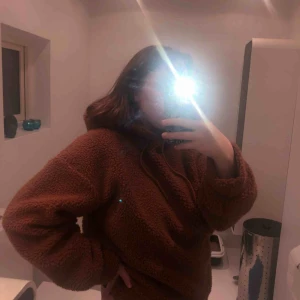  - Svin cool teddy hoodie! Väldigt skön o gosig men samtidigt ett statement plagg!  Frakt tillkommer Pris kan alltid diskuteras dock