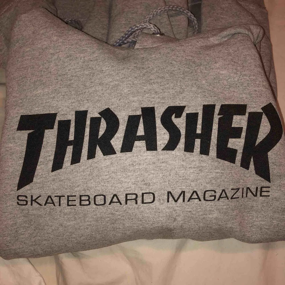 Säljer min grå Thrasher hoodie som är köpt på Hollywood butiken i Stockholm så den är äkta  Köpt för 949kr Frakt tillkommer, annars möts jag upp i sthlm. Hoodies.