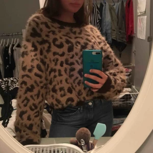  - Jätteskön tröja från hm. Aldrig använd, prislapp kvar!! 100kr + frakt (59kr)