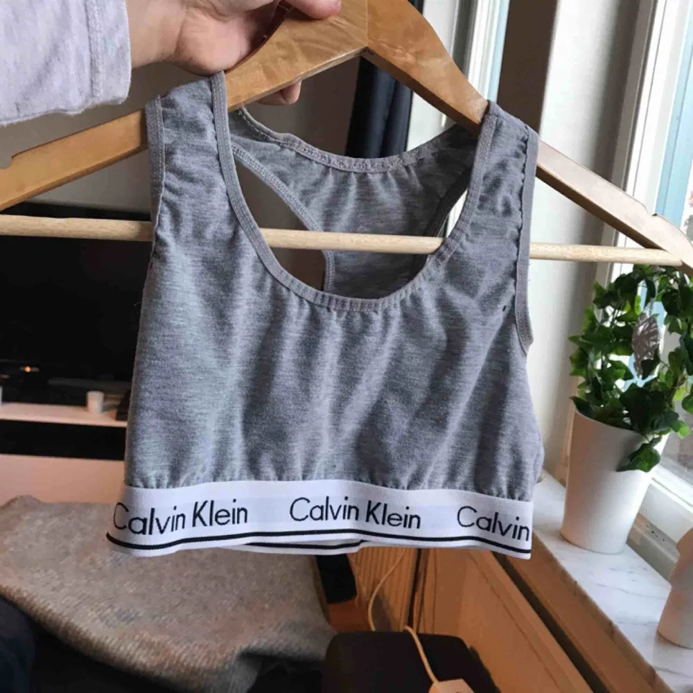 Fake calvin Klein ”topp”, fint skick! Osäker på storlek men XS/S.. Toppar.