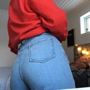  - Skithäftiga mom jeans från primark! Säljes pga att de ej passar mig längre. Frakt tillkommer🥰