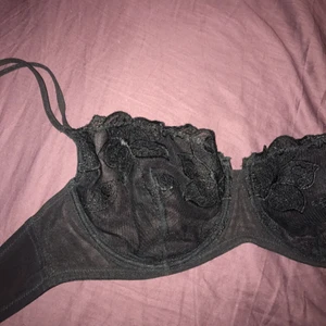  - Fin balconette-bh från Ella M. Lappen är avklippt så vet inte exakta storleken, men uppskattar den till 70b/c. Den har fin spets som föreställer blommor, kan skicka fler bilder om så önskas!