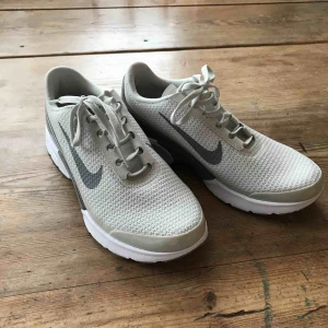  - helt oanvända nike air jewell, väldigt ljust mintgröna, nästintill vita, med gråa detaljer, köparen står för frakt 