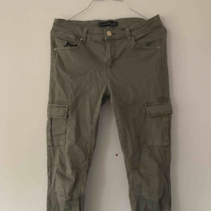  - Gröna byxor med fickor på sidorna. Använd någon enstaka gång. 