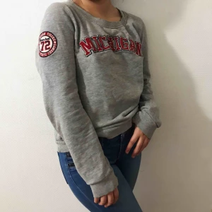  - En super snygg tjock tröja som knappt är använd. 