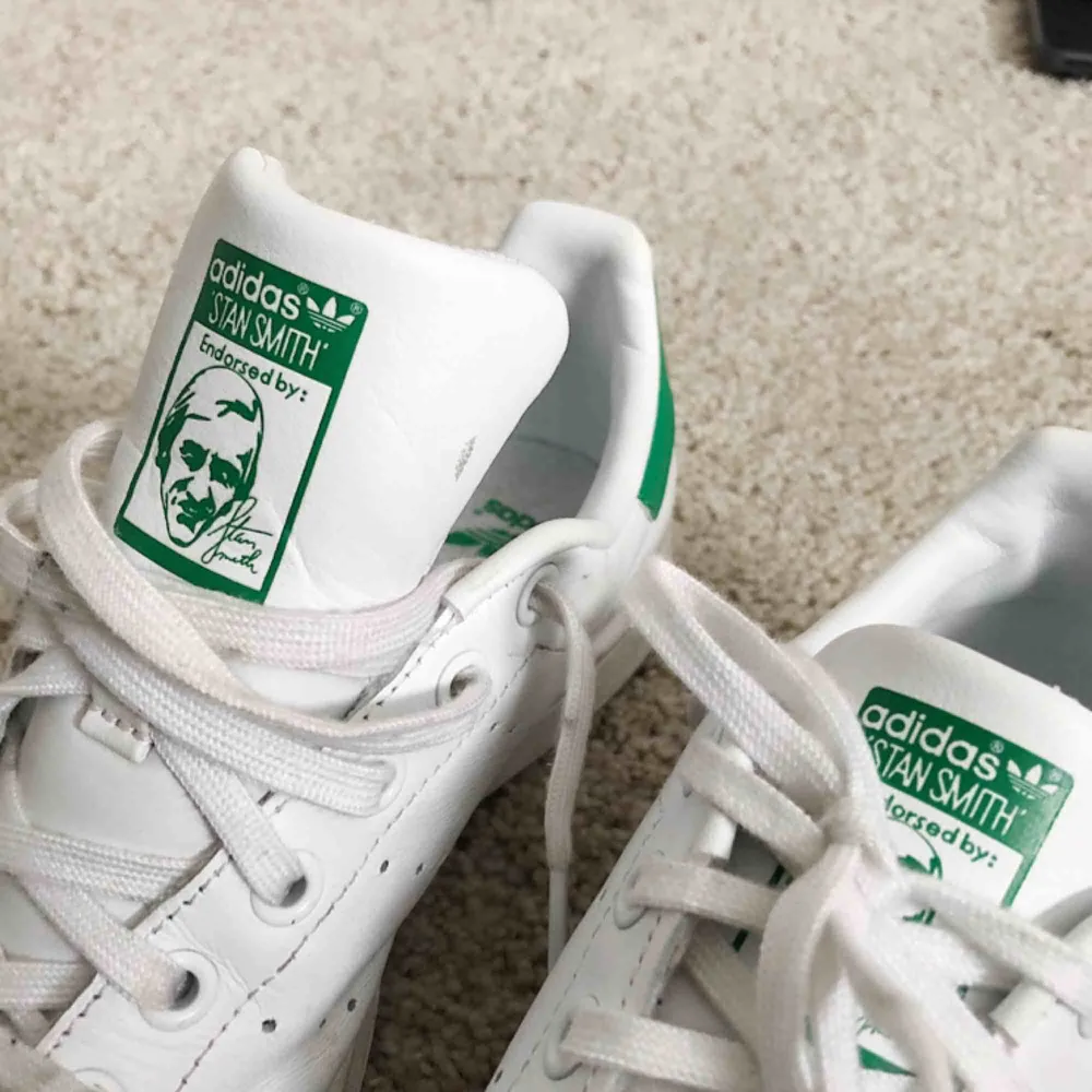 Supersnygga, fräscha Adidas stan Smith sneakers. Endast använda två gånger så dom är i jättebra skick! Fina till våren. Skor.