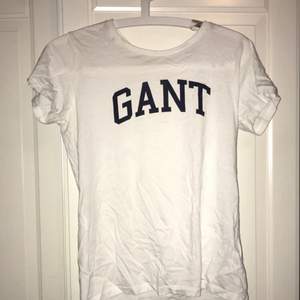 2 st Gant t-shirts i strl XS men passar en S med skulle jag säga. 100 kr st eller båda för 170 kr. Är i fint skick & stryks såklart innan de säljs. 1 Morris lady i strl S, 80 kr. Frakt tillkommer men kan gå ner i pris vid snabb affär