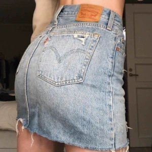  - Jeanskjol från Levi’s i storlek W25. I väldigt bra skick då jag köpte den i somras och knappt använd eftersom det är i fel storlek! Jeansfärgen är som på bild 1! Nypris 600kr❤️❤️